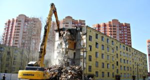 Этапы демонтажа зданий в городе