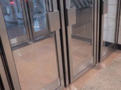 Установка маятниковых дверей типа Метро