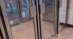 Установка маятниковых дверей типа Метро