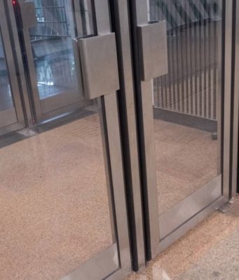 Установка маятниковых дверей типа Метро