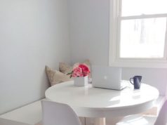 Обеденный стол для маленькой кухни