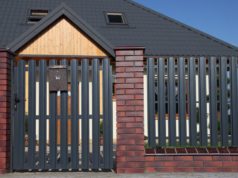 Забор из евроштакетника: преимущества и нюансы