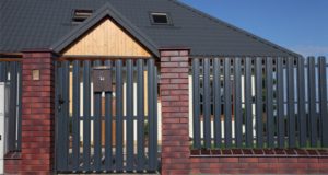 Забор из евроштакетника: преимущества и нюансы