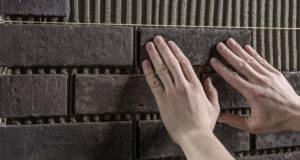 Особенности укладки плитки на фасаде