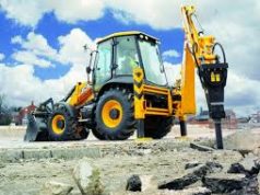 Что нужно знать об аренде экскаватора-погрузчика с гидромолотом?