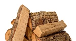 Дубовые дрова — лучший материал для растопки камина
