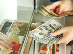 Где менять деньги перед отпуском?