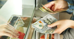 Где менять деньги перед отпуском?