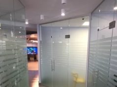 Преимущества и виды стеклянных перегородок