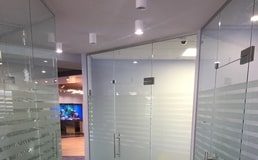 Преимущества и виды стеклянных перегородок