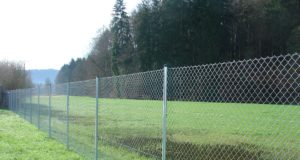 Основные особенности забора из сетки рабицы