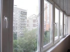 В какое время года лучше заниматься остеклением балкона?