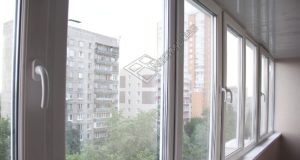 В какое время года лучше заниматься остеклением балкона?