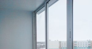 Особенности, преимущества и недостатки холодного остекления балконов