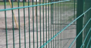 Сетчатое ограждение детской площадки для безопасности детей