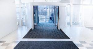 Аренда грязезащитных ковров: надежная защита торговых и офисных помещений от пыли и грязи