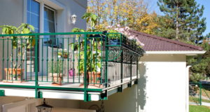 Балкон в загородном доме: виды и преимущества