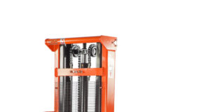 Штабелер гидравлический с электроподъемом: универсальный вид подъемной вилочной техники