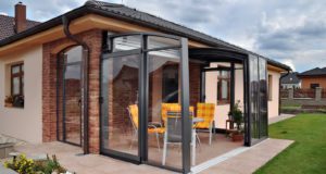 Варианты остекления веранды на даче окнами с алюминиевыми профилями