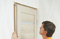 Как установить межкомнатную дверь своими руками?