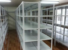 Порядок в квартире при помощи металлических полочных стеллажей