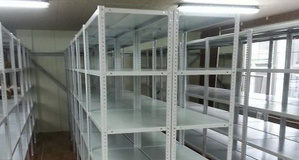 Порядок в квартире при помощи металлических полочных стеллажей