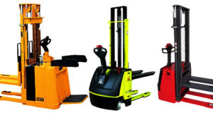 Самоходные электрические штабелеры: плюсы и минусы применения на складе