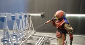 Как выполняется антикоррозионная защита металлических конструкций и изделий?