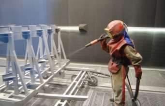 Как выполняется антикоррозионная защита металлических конструкций и изделий?