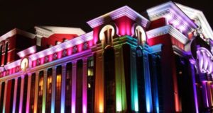 Особенности фасадного освещения городских домов