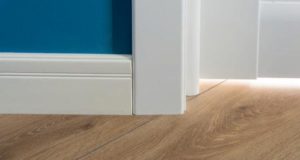 Плинтусы — обязательный элемент готового пола