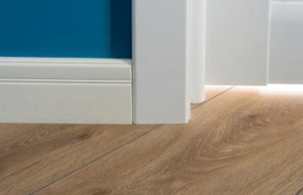 Плинтусы — обязательный элемент готового пола