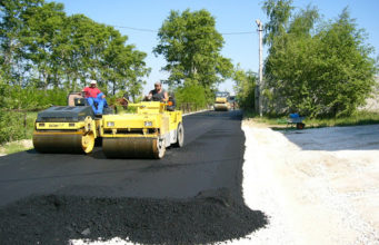 Какие технологии применяют при асфальтировании дорог?