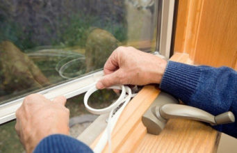 Как правильно утеплить деревянные окна?