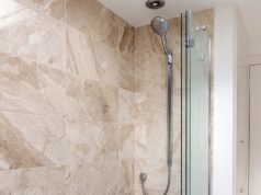 Стеклянная шторка для ванной: плюсы и минусы