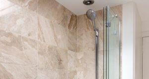 Стеклянная шторка для ванной: плюсы и минусы