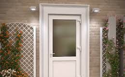 Преимущества дверей из ПВХ