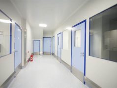 Какими характеристиками должны обладать медицинские двери?