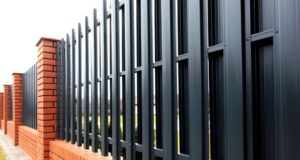 Евроштакетник: современный материал для огораживания участков