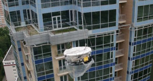 Подъем мебели на этаж методом промышленного альпинизма