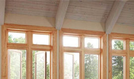 Уникальный дизайн окон из лиственницы со стеклопакетом для дома и дачи