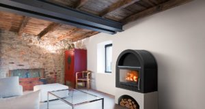 Печи-камины для дачи: особенности выбора