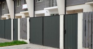 Евроштакетник или профнастил: что выбрать для забора?