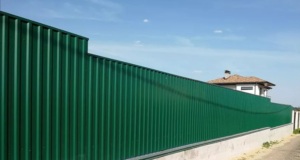 Забор из профнастила: особенности и преимущества