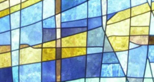Преимущества использования витражного цветного стекла