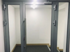 Особенности и преимущества противопожарных дверей из алюминия