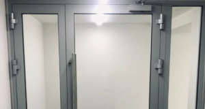 Особенности и преимущества противопожарных дверей из алюминия