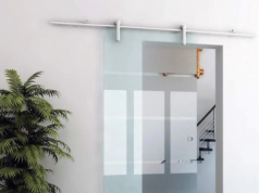 Стеклянные двери: особенности и преимущества