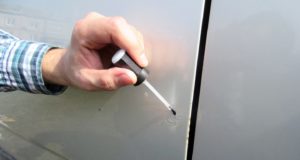 Как убрать царапины и сколы с кузова автомобиля?