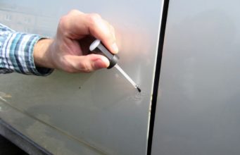 Как убрать царапины и сколы с кузова автомобиля?